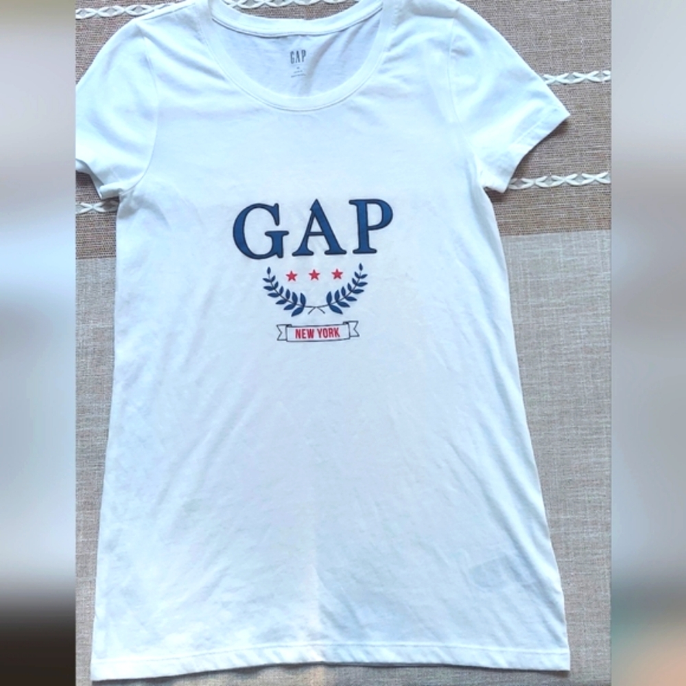 GAP White T-Shirt with Blue and Red Design XS